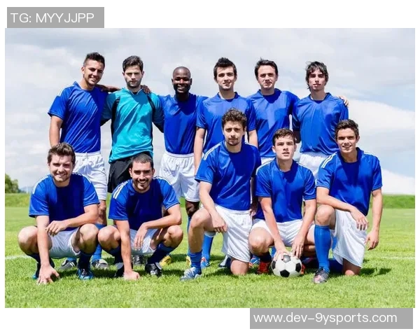 蓝色的足球队服展现团队精神与青春活力的完美结合